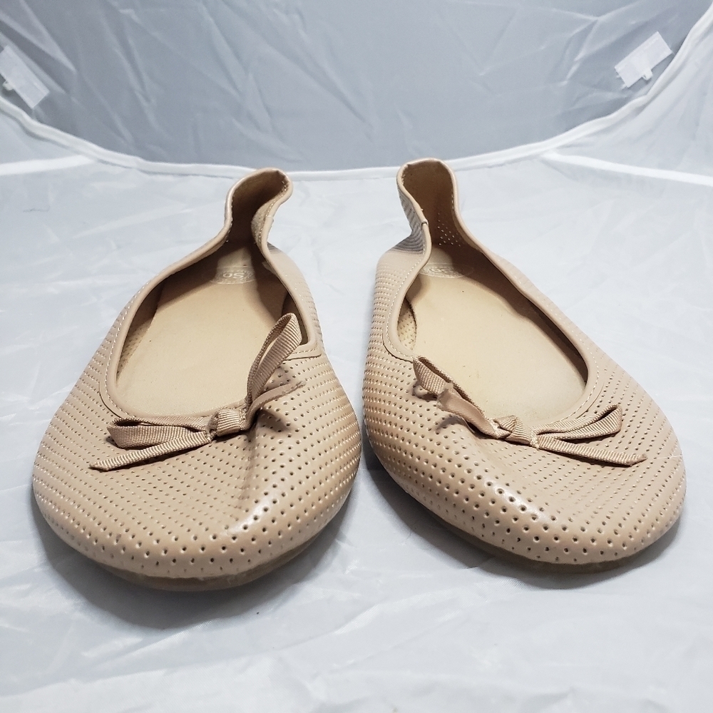 SO Tan Cream Lazer Cut Dots Circles Flats Slip On Shoes Bow Women's 9.5 Cute EUC - Picture 3 of 11